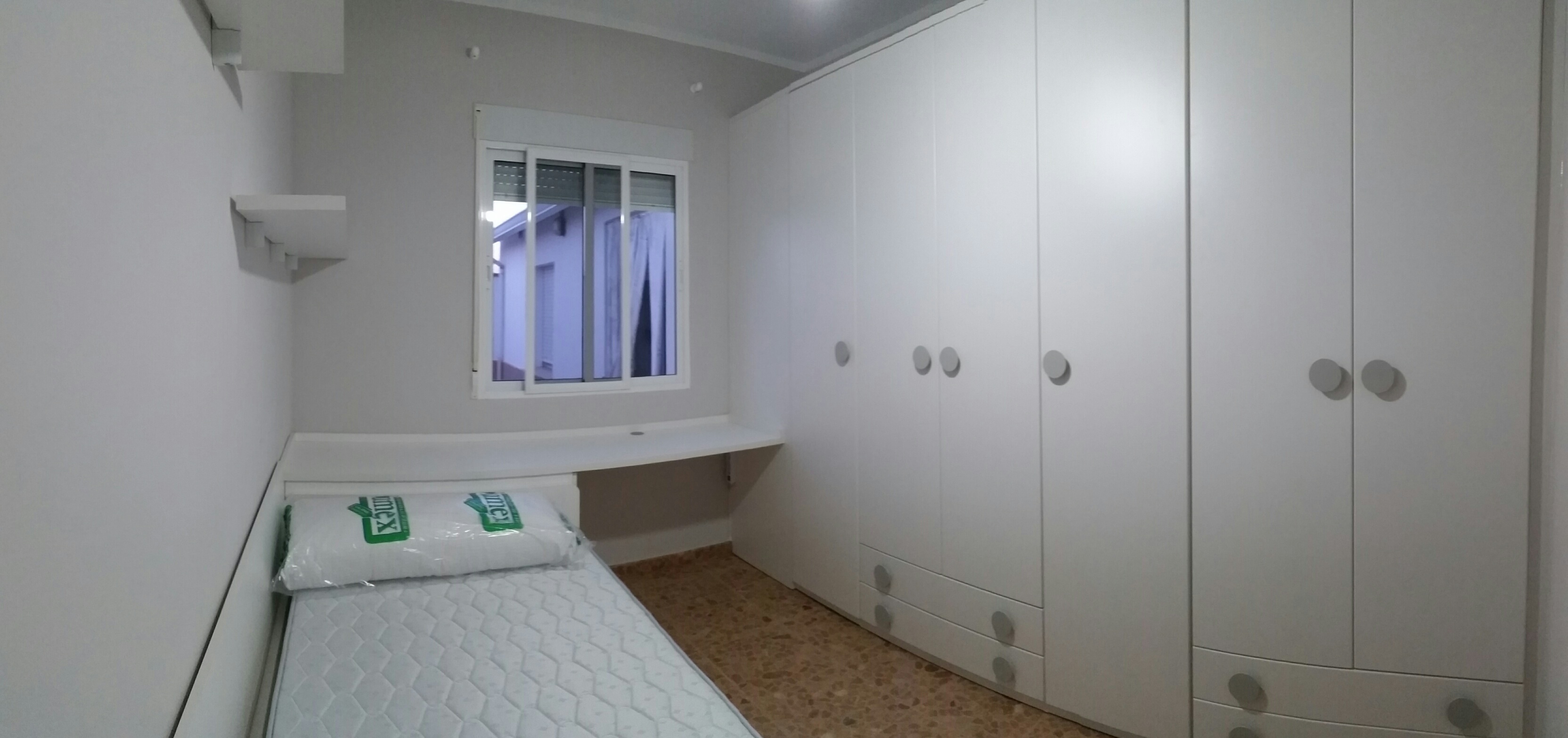 Dormitorio en blanco con gran armario
